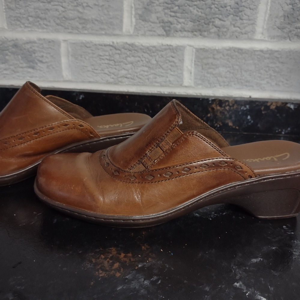 Clarks Women's Brown Leather 2 Inch Heeled Clogs Size 8M - Picture 4 of 11